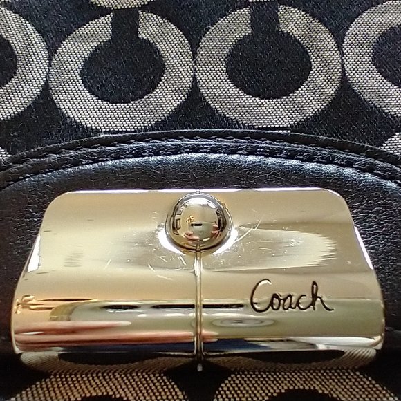Coach clutch purse - Authentic - 8.5" (L) x 5" (H) with detachable strap - Picture 3 of 15